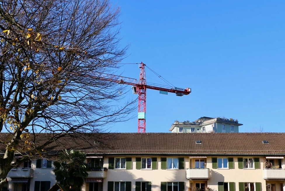 Gutstrasse Altbauten Baufeld B, im Hintergrund ein Kran auf Baufeld A